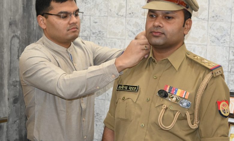 दरोगा के प्रोन्नत होने पर एसपी ने लगाया स्टार 3 IMG 20220507 WA0083