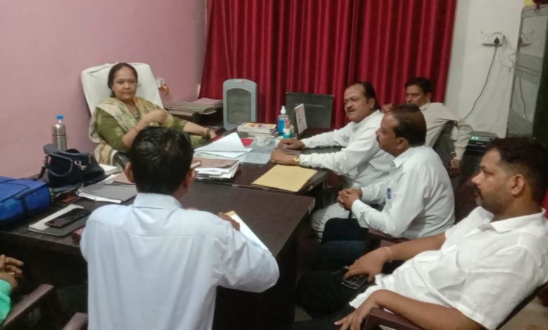उप जिलाधिकारी ने व्यापार संगठन के साथ बैठकर अतिक्रमण पर की चर्चा 3 PHOTO 13 1 4