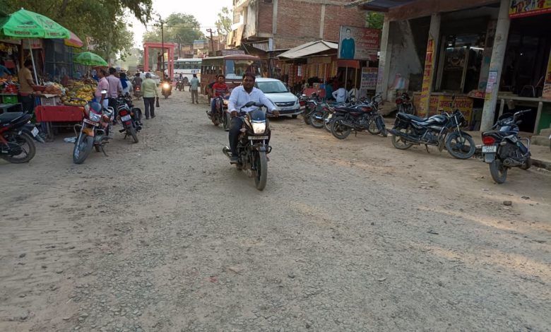 सड़क का निर्माण न होने से आमजन में आक्रोश 1 photo 11 1 4