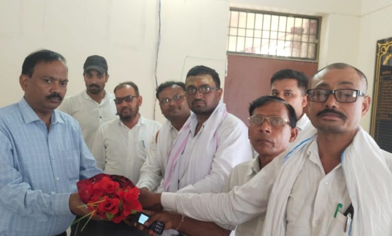 नवागंतुक एस डी एम मैथा का अध्यक्ष सुधीर सिंह भदौरिया ने पुष्प गुक्ष दे किया सम्मान 1 AMN 1 1 19