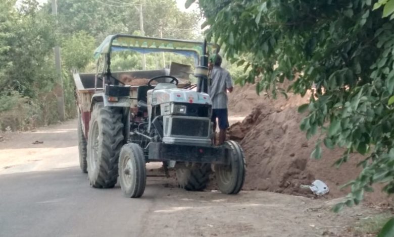 सड़क किनारे फलता फूलता मौरंग गिट्टी का व्यापार दे रहा किसी बड़ी घटना को दावत 3 AMN 11 1 5