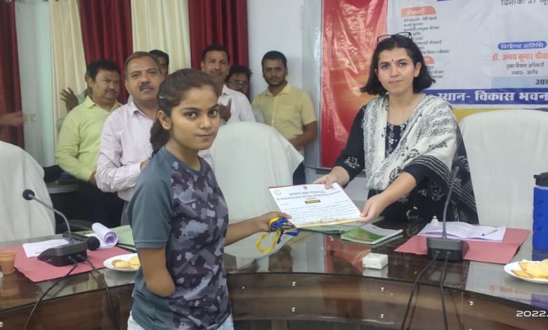 प्रदेश को गोल्ड देने बाली बेटी स्वाति सिंह को जिलाधिकरी चाँदनी सिंह ने किया सम्मानित 3 AMN 11 1 6