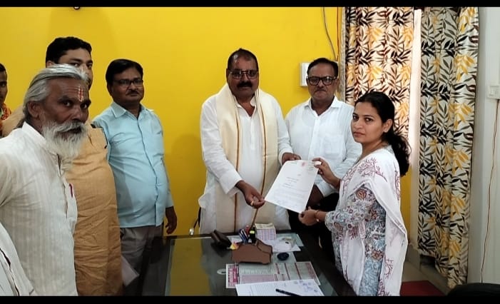 अघोषित विधुत कटौती व पेयजल की समस्या को लेकर विधायक ने दिया ज्ञापन 3 AMN 3 1 9