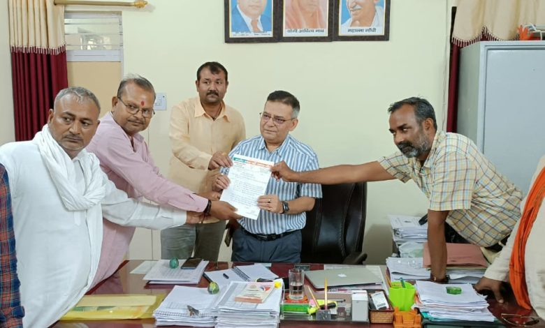 लो वोल्टेज की समस्या को लेकर अधीक्षण अभियंता से मिले भाजपाई 3 amn 13