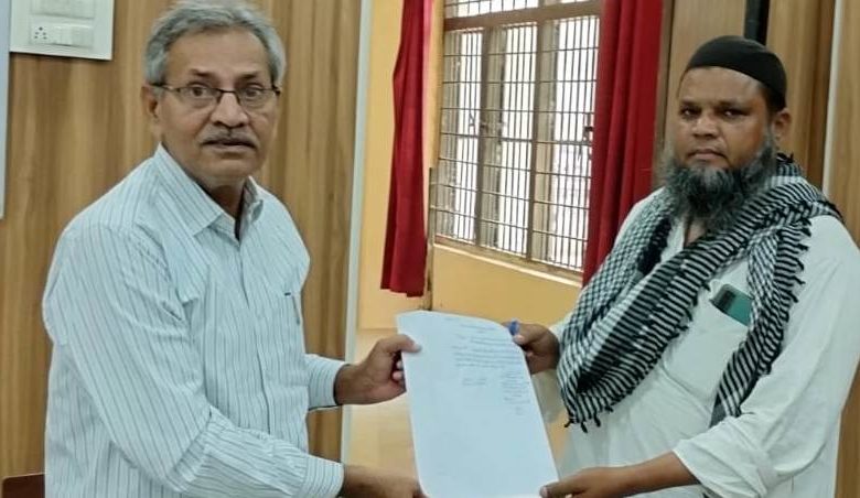 नगर की समस्याओं को लेकर समाजसेवी ने एसडीएम को सौंपा ज्ञापन 1 amn 2 1 19