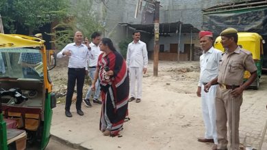 Photo of जिलाधिकारी नेहा ने अकबरपुर चौराहे पर अवैध पार्किंग में खड़े ऑटो वाहनों का किया निरीक्षण, दी हिदायत 