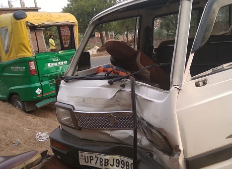 ओमनी तथा आटो की टक्कर में चार लोग घायल, तीन रेफर 3 photo 11 1 6