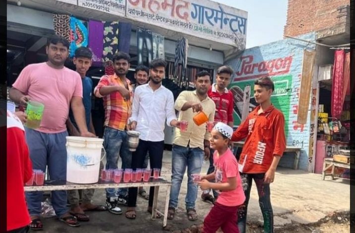 गर्मी से राहत हेतु राहगीरों को पिलाया शरबत 1 photo 14