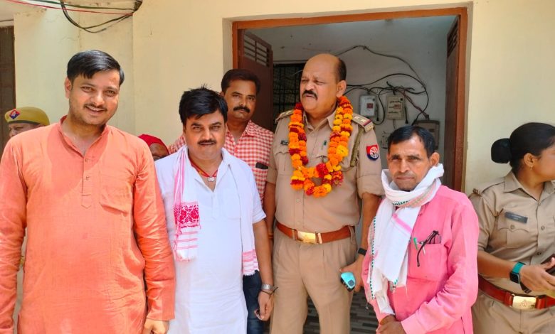कोतवाल प्रमोद कुमार शुक्ला को यादगार विदाई दी गई 3 photo 2 1 17
