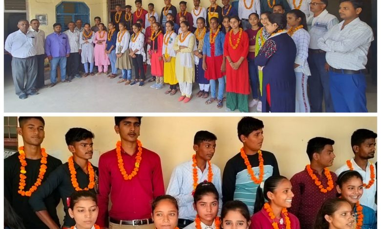 छात्रा रितु देवी ने हाई स्कूल की परीक्षा में 88 प्रतिशत अंक प्राप्त कर विद्यालय में अपना परचम लहराया 3 photo 3 1 12