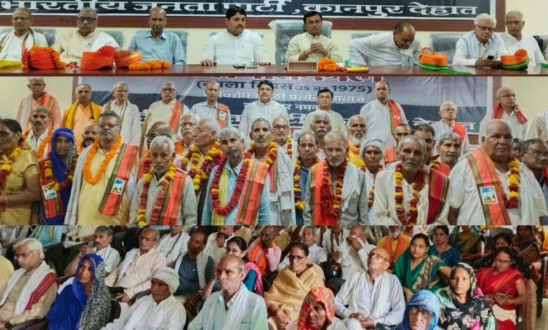 लोकतंत्र सेनानियों का जिला अध्यक्ष एमएलसी अविनाश सिंह चौहान द्वारा किया गया सम्मान 1 photo 3 1 15