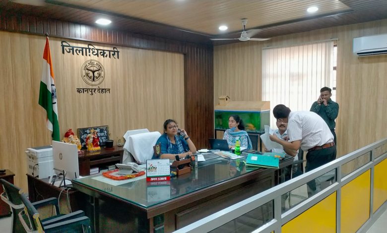 मेगा इवेन्ट "हक की बात" जिलाधिकारी नेहा के साथ दस महिलाओं ने अपनी समस्याओं से कराया अवगत 3 photo 7 1 10