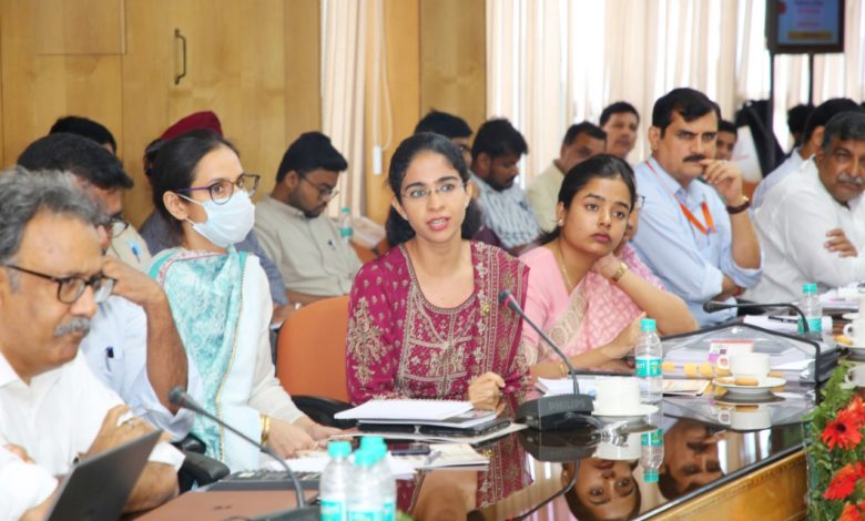 उपमुख्यमंत्री व राज्य मंत्री ग्राम्य विकास की अध्यक्षता में ग्राम्य विकास की तमाम योजनाओं के सम्बन्ध में प्रदेश के सभी मुख्य विकास अधिकारीयों के साथ हुई बैठक 1 PHOTO 8 1 12