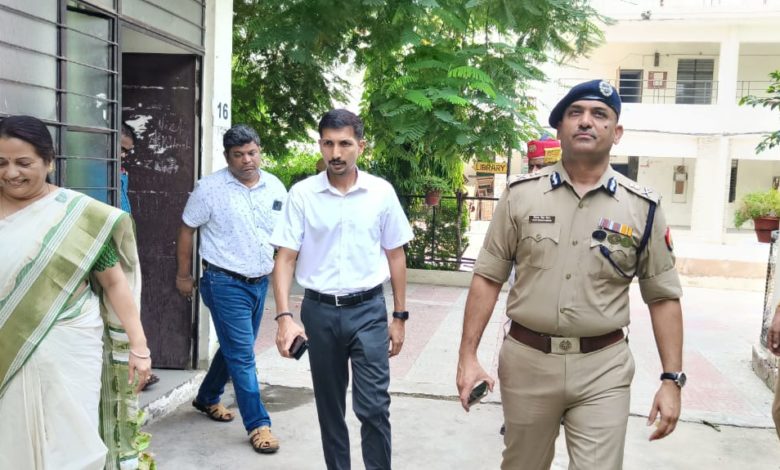 विजय मीना एवं जिलाधिकारी विशाख द्वारा परीक्षा केंद्रों का किया गया औचक निरीक्षण 1 amn 16
