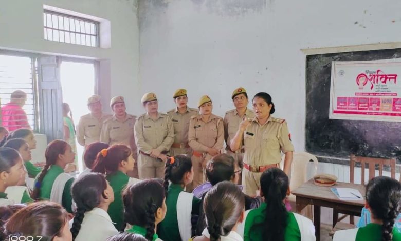 पुलिस ने बालिका इंटर कॉलेज अकबरपुर में छात्राओं को किया जागरुक 3 photo 1 1 18