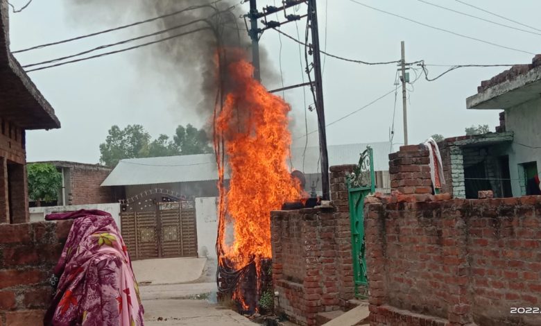 ट्रांसफॉर्मर मे अचानक लगी आग, 400 केवी का ट्रांसफॉर्मर धू-धूकर जला 1 photo 6 1 2