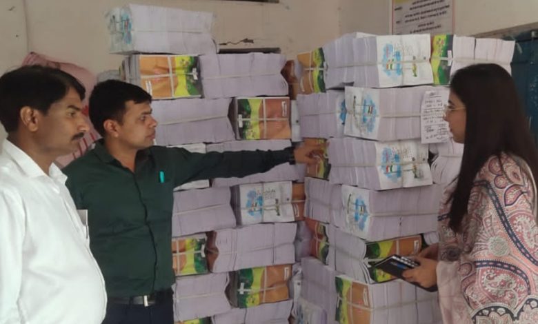 निशुल्क पाठ्य पुस्तकों का हुआ सत्यापन जल्द पहुंचेगी विद्यालयों तक - बीएसए 3 photo 7 1 18