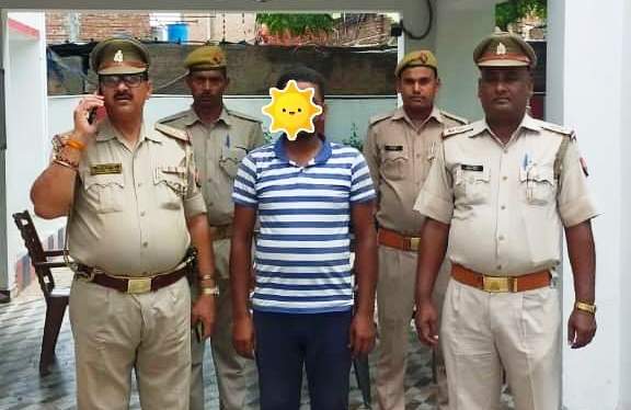 तीन ट्रैक्टर सहित बालू लदी दो ट्रालियों को पुलिस ने सीज किया एक को भेजा कोर्ट 1 photo 9 1 10