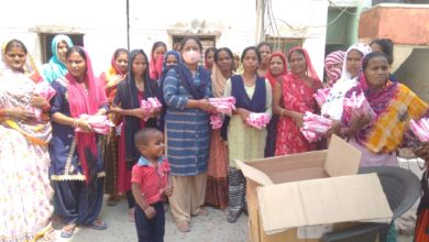 Photo of सेनेटरी नैपकिन बांट कर महिलाओं को  स्वच्छता के लिए किया जागरूक