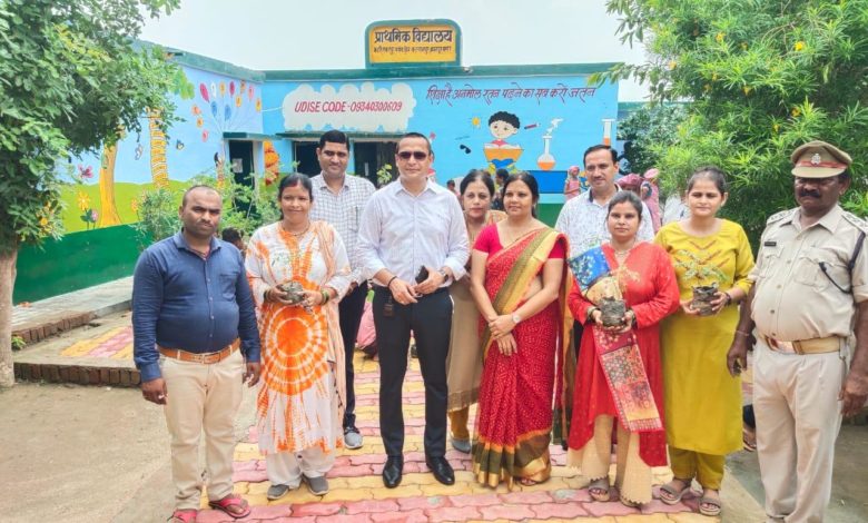 आयुक्त राज शेखर कल्याणपुर ब्लॉक के कटरी शंकरपुर सराय के सरकारी मॉडल प्राथमिक विद्यालय का किया औचक निरीक्षण 1 photo 11 1 4