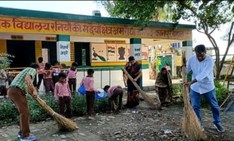 एआरपी,शिक्षकों,बच्चों,एसएमसी सदस्यों व अभिभावकों ने मिलकर की स्कूल की सफाई 1 photo 11 1 8
