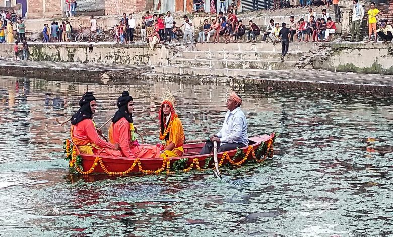 केवट राम रजायसु पावा -पानि कठौता भरि लइ आवा 1 photo 13 1 4