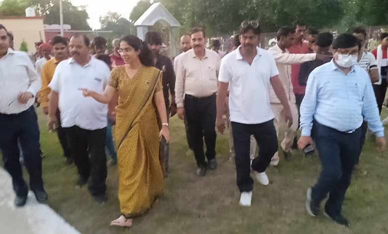 डिप्टी सीएम मौर्य के रमऊ गांव में भ्रमण कार्यक्रम के दृष्टिगत सीडीओ सौम्या ने विकास कार्यो का लिया जायजा, दिए सख्त निर्देश 1 photo 21 1 4