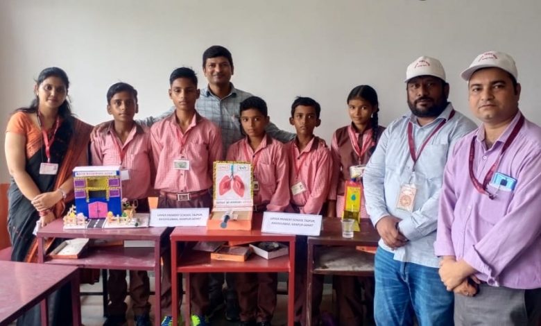 जिला स्तरीय विज्ञान क्लब प्रदर्शनी में परिषदीय बच्चों के मॉडलों को डीएम-सीडीओ ने सराहा 3 photo 8 1 1