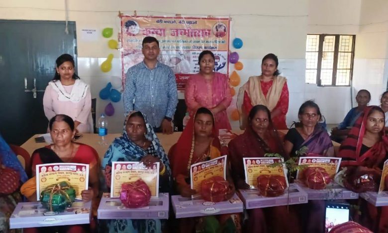 सामुदायिक स्वास्थ्य केन्द्र मैथा में जन्मी 7 नवजात कन्याओं का (कन्या जन्मोत्सव) मनाया गया 3 photo 9 1 11
