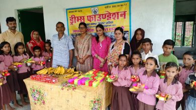 Photo of समाजसेवी महिला ने स्कूली बच्चों को स्टेशनरी फल और बिस्किट वितरित किए