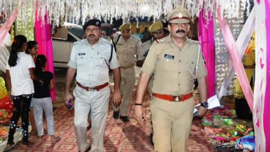 Photo of भदोही हादसा : वाराणसी ग्रामीण पुलिस अलर्ट हुई ,चोलापुर/चौबेपुर में पुलिस अधीक्षक ने किया पंडालों का भ्रमण