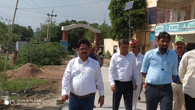 Photo of पुलिया का लेवल तथा एप्रोच रोड की गुणवत्ता को देखकर जिलाधिकारी ने लगाई फटकार