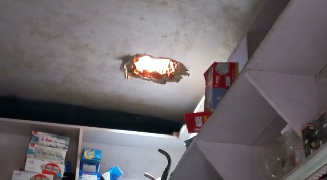 दबंग प्रॉपर्टी डीलर ने मार्केट खाली कराने को काट डाली दुकान की छत 3 photo 11