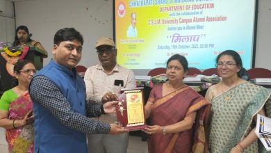 Photo of कानपुर विश्वविद्यालय के पुरातन छात्र सम्मेलन में कानपुर देहात के डीसी बालिका सम्मानित
