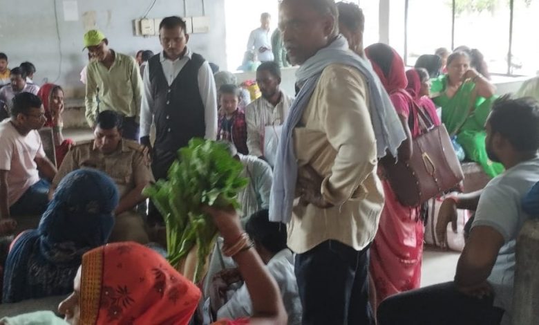 त्योहार के मद्देनज़र जेल गेट पर मुलाकातियों की उमड़ी भीड़, पुलिस ने की व्यवस्था 1 photo 4 1 4