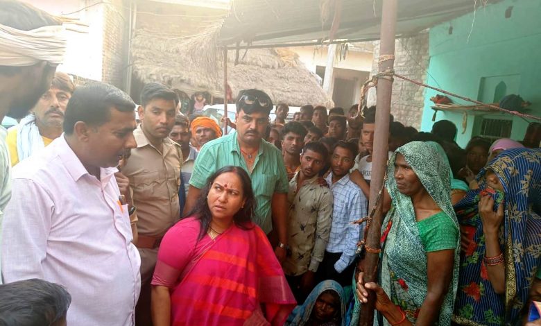 मार्ग दुर्घटना में तीन लोगों की हुई मौत, विधायक ने पहुँचकर परिजनों को बंधाया ढाढ़स 3 photo 9 1 11