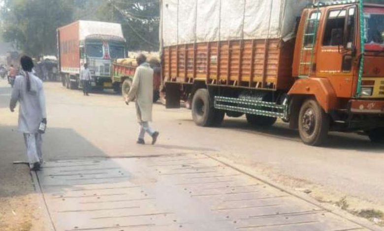 मंडी में लगा इलेक्ट्रॉनिक कांटा खराब होने से किसानों की मुश्किलें बढ़ी 1 jalaun