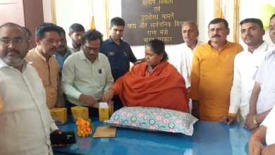 Photo of आयुर्वेदिक चिकित्सक विजय प्रसाद शर्मा ने केंद्रीय मंत्री को भेंट की किट और दी जानकारी