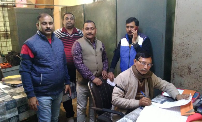 परिषदीय कर्मचारियों की समस्याओं के निराकरण के लिए लिपिक कर रहे हैं विरोध प्रदर्शन 3 IMG 20221212 WA0058
