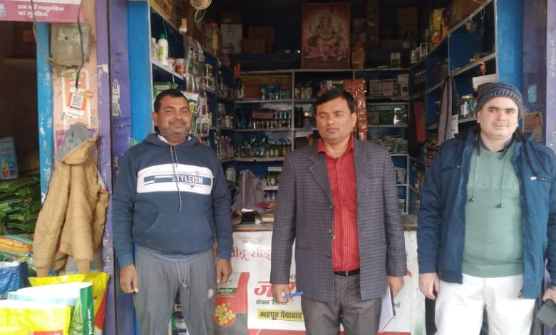 उर्वरक प्रतिष्ठानों पर संयुक्त टीम द्वारा कुल 36 छापे डालकर 13 उर्वरक नमूने ग्रहित किये गये एवं 06 को कारण बताओ नोटिस जारी 3 IMG 20221226 WA0080