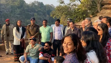 Photo of चंदौली: राजदरी-देवदरी का प्राकृतिक छटा देख निहाल हुए इतने देशों के विदेशी सैलानी, रुस, पाकिस्तान, चीन…..जब गाइड ने उन भित्तिचित्रों की महत्ता और प्राचीनता बताई तो….