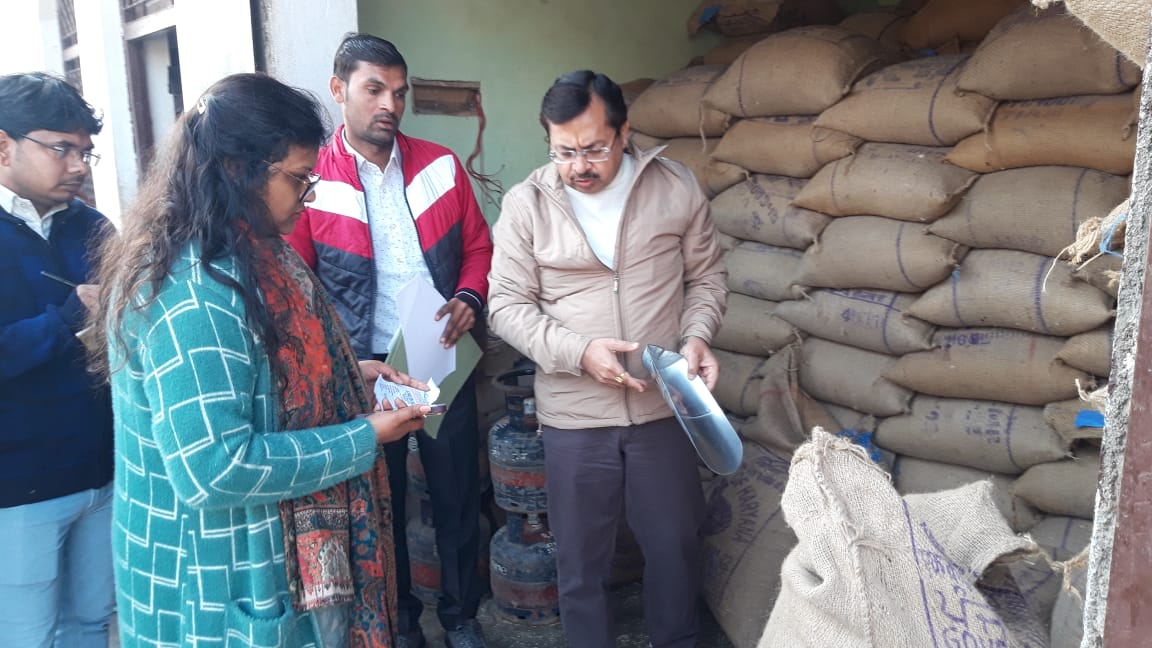 आंगनबाड़ी केन्द्र समय पर खोले जाने हेतु जिलाधिकारी ने किया निर्देशित 17 dm5 1