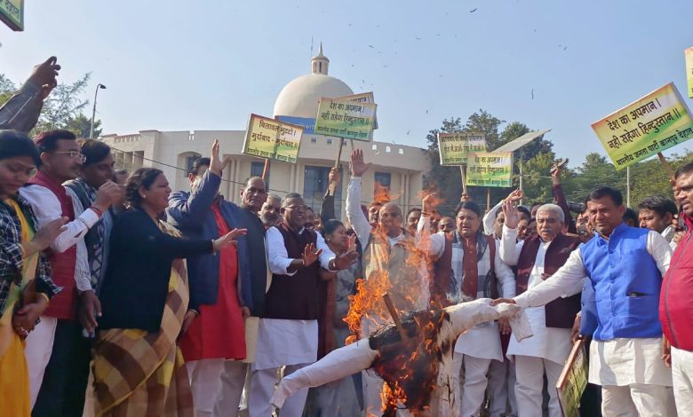 भाजपा ने निकाला मुख्यालय पर विरोध मार्च एवं बिलावल भुट्टो का पुतला फूंका 3 photo 22