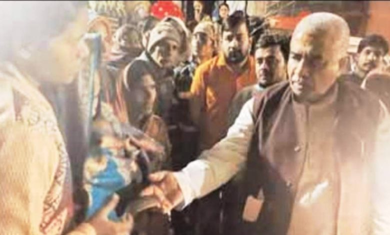 मंत्री राकेश सचान ने मृतक के परिवारीजनों को दी नकद सहायता राशि 1 photo 31 1 1