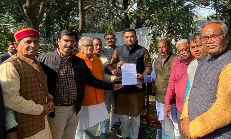 राष्ट्रीय शैक्षिक महासंघ ने शिक्षक समस्याओं के निराकरण हेतु बेसिक शिक्षा मंत्री को सौंपा ज्ञापन 7 su1 1