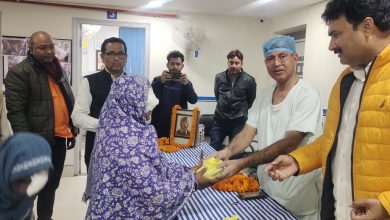Photo of वरिष्ठ डा. आरके ओझा ने कहा इन्सान के रूप में भगवान हैं, नौगढ़, शहाबगंज के गरीब लोगों के आँखों का लाइव सर्जरी…..