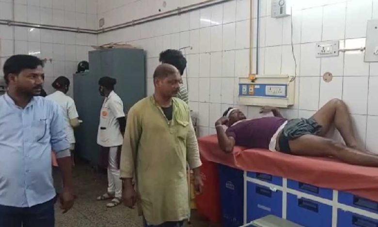 चंदौलीः टायर फटने से पलटी पिकअप, आधा दर्जन से अधिक दूधिया घायल...... 3 y665
