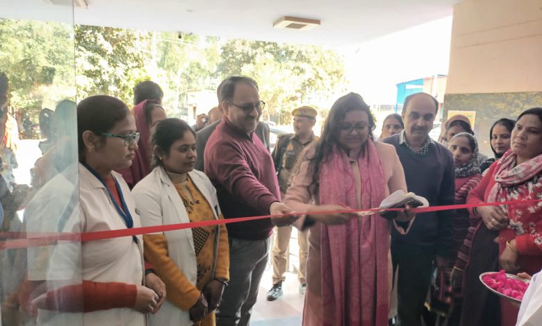 डीएम नेहा ने गर्भवती महिलाओं एवं बच्चों को सोमवार से रविवार सातों दिन नियमित टीका लगाए जाने के अभियान का शुभारंभ किया 7 20230116 101830