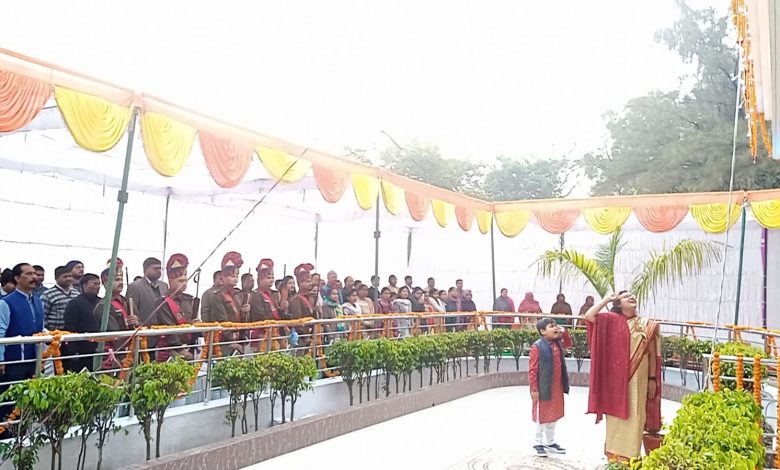 जनपद में धूमधाम से मनाया गया 74 वें गणतंत्र दिवस, जिलाधिकारी नेहा ने कलेक्ट्रेट भवन में ध्वजारोहण कर शहीद परिजनों को किया सम्मानित 1 IMG 20230126 WA0027