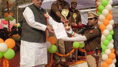 Photo of चंदौली: पुलिस द्वारा गणतंत्र दिवस पर किया गया भव्य परेड़ का आयोजन, मुख्य अतिथि द्वारा ली गयी परेड़ की सलामी, रियल सिंघम DSP रघुराज को मंत्री ने किया सम्मानित…..